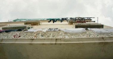 İtalya 'nın Amalfi kıyısındaki bir apartmanın balkonlarından sarkan çamaşırhane manzarası..