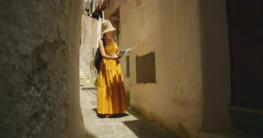 İtalya 'nın dar sokaklarında taş basamaklı ve güneşli duvarlı bir turist haritası..