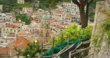 İtalyan tarihi şehri Amalfi 'de yaz aylarında limon bahçesinden kilise kulesi izleniyor..