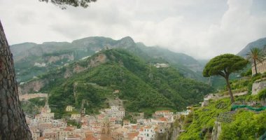 İtalya 'nın yeşil dağlarıyla çevrili Amalfi kasabasının manzarası.