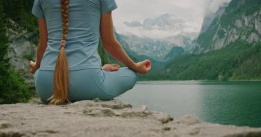 Avusturya 'da dağlarla ve Gosausee gölüyle meditasyonun yakın çekimi.