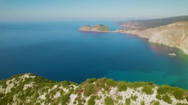 Kefalonia kıyı şeridi üzerinde temiz sular ve dağ manzaralı bir uçuş..