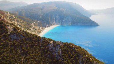 Myrtos Sahili, Kefalonia 'da turkuaz suyla kıyı şeridine doğru kıvrılıyor..