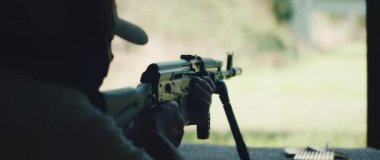 Atış menzilli hedefe nişan alan kişi.