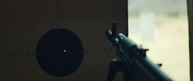 Atış menzilindeki atış noktasından kağıt hedefe nişan alındı..