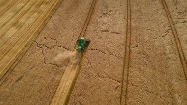 Makineler tarlada belirgin bir iz bırakıyor, hasat edilen alan ve ekinlerle birlikte. Hasat makinesini birleştirerek engin altın tarlaları keseceğiz...