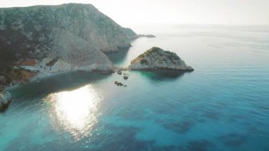 Kefalonya 'daki dramatik kayalıklarla çevrili kristal berrak bir turkuaz körfezin havadan görünüşü Yunanistan.