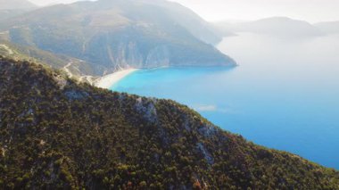 Yunanistan 'ın Kefalonya adasındaki Myrtos Sahili' nin mavi denizi ve dramatik uçurumları.
