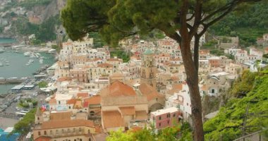 Amalfi kasabası ve limanı İtalya 'da yaz günü.