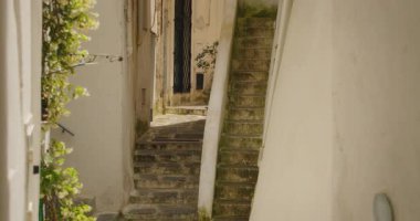 Atrani, Amalfi Sahili 'nde sakin bir ara sokağı keşfeden kadın İtalya' da yaz tatillerinin cazibesini yakalıyor..