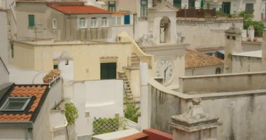 Avrupa köyü Atrani, Amalfi, İtalya 'daki eski saat kulesine sahip binaların manzarası.