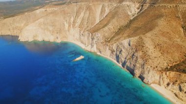 Yunanistan 'ın Kefalonya yüksek tepelerinden görünen sarp kayalıkları ve canlı mavi suları olan ücra bir sahil..