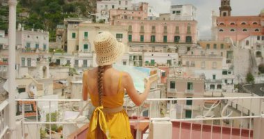 Atrani şehrindeki Amalfi sahilindeki renkli Akdeniz evleri haritası üzerinde çalışan bir kadın..