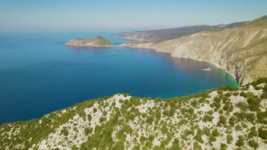 Açık bir yaz günü Kefalonia kıyı şeridi, yeşil tepeler ve mavi deniz manzarası..