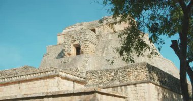 Karmaşık taş işçilikli tapınak piramidi Yucatan Meksika 'da Maya harabeleri.
