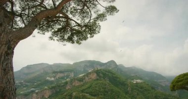 Sakin bir yaz gününde İtalya 'nın Amalfi kentinin üzerindeki sisli dağlar ve ağaç örtüsü manzarası.