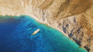 Kefalonya 'da turkuaz suları ve beyaz uçurumları olan gizli kayalık plajlar..