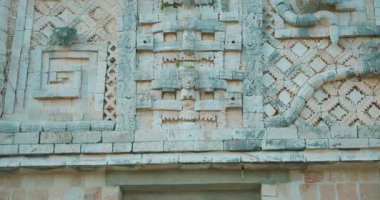 Meksika 'daki antik Maya tapınağında geometrik ve yılan motifleriyle detaylandırılmış taş oyması..