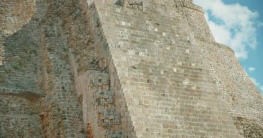 Meksika 'daki turizm gezisi sırasında Maya piramit yapısının devasa taş merdivenleri..