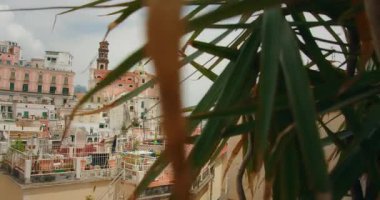 İtalya 'nın Atrani kentindeki kilise ve binaları palmiye yapraklarıyla çevrili.