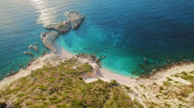 Kefalonya sahilinde turkuvaz suları ve kayalık oluşumları olan tenha bir sahil..