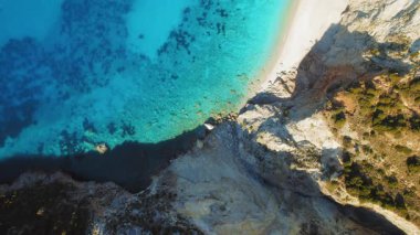 Kristal berrak deniz suyunun havadan görünüşü el değmemiş beyaz kumlu plajla buluşuyor..