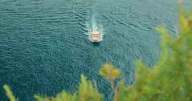 Tekne, yazın İtalya 'nın Capri Adası açıklarında derin mavi sularda yelken açar..