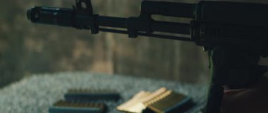 Tüfek namlunun namlusundan ateşlenirken ön planda kurşunlar vardı..