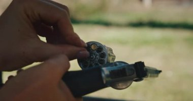 Atış poligonundaki tabanca silindirine elle doldurulmuş mermi..