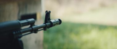 Açık hava poligonunda güneşli bir günde tüfeğin namlusu kapalı..