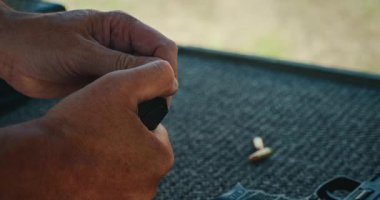 Atış menzili üzerine el yükleme şarjörünün kapatılması.