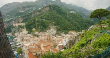 Amalfi kasabasının manzarası ve İtalyan sahillerindeki renkli binalar.