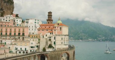 Kubbeli ve kemerli kilise İtalya 'nın Atrani şehrinde kıyı yolunda yer almaktadır..