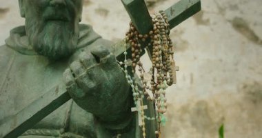 Yazın Atrani şehrinde içinde haç bulunan azize heykelinin yakın çekimi..