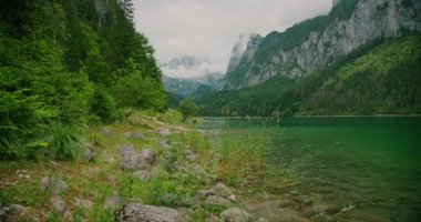 Kayalık kıyıları ve yemyeşil yemyeşil yemyeşil dağlarla çevrili el değmemiş bir dağ gölü...