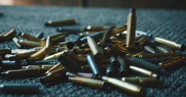 Mermi kovanları atış poligonunda desenli bir halı yüzeyine düşer..