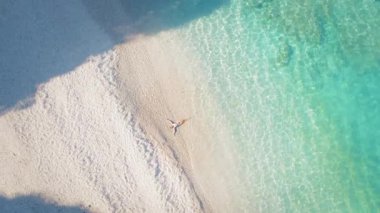 Kefalonya 'da turkuaz su ve beyaz plajda dinlenen kişi Yunanistan.