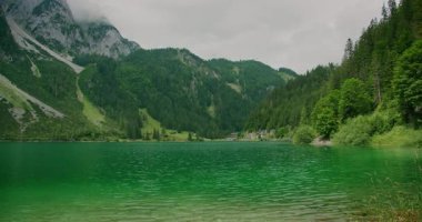 Dik orman dağlarıyla çevrili yeşil alp gölü ve sıcak bir göl kenarı köyü..