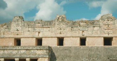 Yucatan Meksika 'daki tarihi Maya tapınağı binasının süslemeleri..