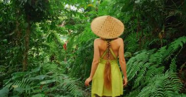 Turist turu sırasında Bali, Tegallalang 'da sık orman yapraklarını keşfeden gezgin.