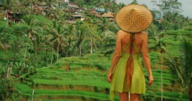 Bali, Tegallalang yakınlarındaki köy yakınlarında pirinç tarlalarına hayran bir kadın..
