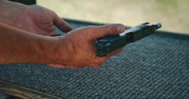 Atış talimi sırasında atış talimine hazırlanan bir adam..