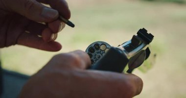 Dışarıda kurşunlarla dolu olan tabancayı kapat..