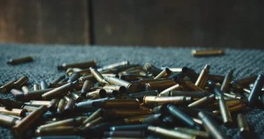 Atış poligonundaki fırlatma sırasında mermi kovanları peş peşe halıya düşüyor..