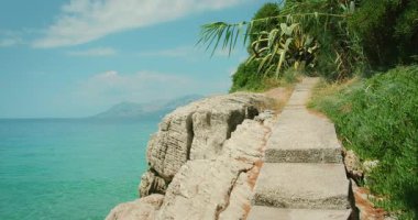 Yaz günü Makarska 'da turkuaz denize bakan kayalık kayalıklarda kıyı yolu.