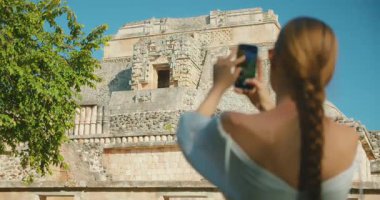 Meksika 'da antik Maya harabelerinin fotoğraflarını çeken bir kadın..