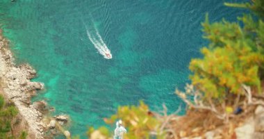 Sürat tekneleri Capri 'de kayalık bir sahil şeridi boyunca turkuaz deniz sularında yüzüyor..