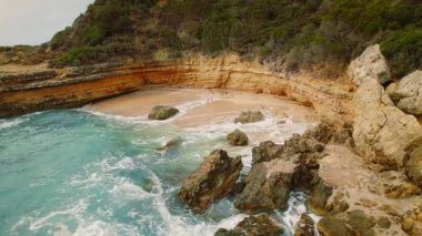 Yalnız kadın, Kefalonia 'daki engebeli kayalıklarla çevrili gizli kumlu koyu keşfediyor..