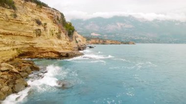 Dağ manzaralı geniş kayalık uçurumlar Agios Thomas Sahili, Kefalonia.