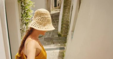 Neşeli kadın, İtalya 'nın Positano kentine yaptığı gezide güneşli yollarda yol gösteriyor..